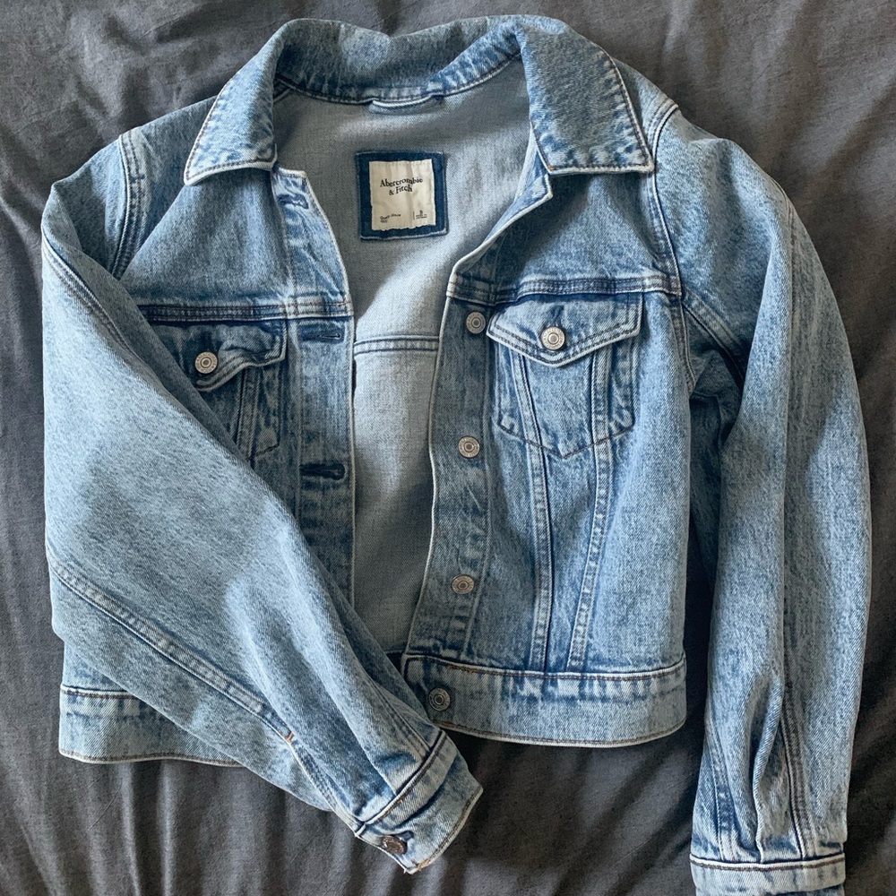 Super cute cropped denim jacket